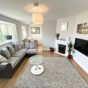 Coastline Retreats - Cosy Bungalow In Town Centre With Lots Of Parking And Large Enclosed Garden Holiday home